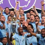 Über die Ära von Pep Guardiola (hält Trophäe) und Co. bei Manchester City legt sich ein dunkler Schatten. © APA/afp / OLI SCARFF