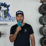 Die Wipptal Broncos sind bereit für die neue Saison. Doch bevor die Meisterschaft beginnt, treibt ein etwas anderer Reporter in den Kabinengängen der Sterzinger sein Unwesen. Alex Zecchetto, Stürmer der Broncos, hat seinen Mannschaftskollegen auf den Zahn gefühlt. Wer macht am meisten Schläger kaputt? Wer zahlt viel zu viel in die Mannschaftskasse ein? Und wer hat heuer einen Kulturschock erlitten? Hier gibt’s unser Video. © stol