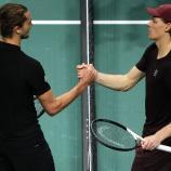 Alexander Zverev und Jannik Sinner: Der Kampf um Platz eins der Weltrangliste spitzt sich zu. © APA/afp / DIMITAR DILKOFF