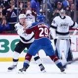 Brandt Clarke (l.) und Nathan MacKinnon (r.) ließen die Handschuhe fallen. © APA / TYLER SCHANK