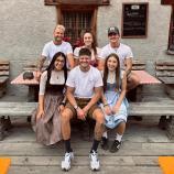 Das Team der Brugger Alm im Zerzertal: FCO-Spieler Marco Paulmichl, Anna Erhard, Tobias Canal (hinten v.l.); Magdalena Unterer, Dominik Paulmichl, Hemma Unterer (vorne v.l.).