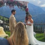 Eine Traumhochzeit in der Schweiz – mit einer Ikone in einer besonderen Rolle. © Instagram