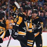 Evgeni Malkin (Mitte) hat NHL-Geschichte geschrieben. © APA / JUSTIN BERL