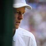Jannik Sinner verliert nicht nur seinen Einserstatus, sondern auch viel Geld. © AFP / KIRILL KUDRYAVTSEV