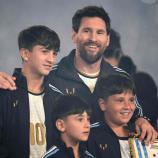 Lionel Messi avec ses trois fils Thiago (à gauche), Matteo (à droite) et Ciro (au centre). © APA/afp / JUAN MABROMATA