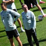 Ralf Rangnick (right) highlighted the condition of the pitch before the match against Kosovo. © APA / HELMUT FOHRINGER