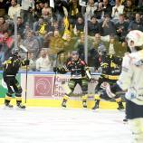 So bejubelte Cole Bardreau das 2:2. © I. Foppa / HCP