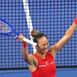Zheng Qinwen hat das Heimturnier in Peking gewonnen. © APA/afp / GREG BAKER