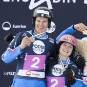 Gabriel Messner (links) und Jasmin Coratti (rechts) mit ihren Medaillen. © ANSA / GIAN EHRENZELLER