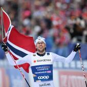 Jarl Magnus Riiber feiert seinen WM-Titel. © APA/afp / JONATHAN NACKSTRAND