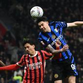 Inters Alessandro Bastoni (rechts) und Milans Tijani Reijnders lieferten sich einen packenden Kampf. © APA/afp / ISABELLA BONOTTO