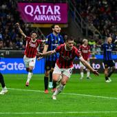 Milans Luka Jovic (vorne) dreht jubelnd ab, die Inter-Stars sind ratlos. © APA/afp / PIERO CRUCIATTI
