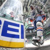 Connor McDavid führte Edmonton mit einem Traumtor zum Conference-Sieg. © APA / STEPH CHAMBERS