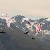 Aaron Durogati and other X-Alps participants during one of their flights near Stelvio. © Lukas Pilz/Red Bull