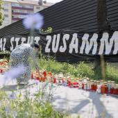 Eine Beileidsbekundung vor der Schule   in Graz nach einem Amoklauf mit zehn Todesopfern. © APA / ERWIN SCHERIAU