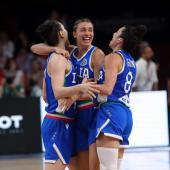 L'équipe féminine italienne de basket-ball célèbre sa médaille de bronze au Championnat d'Europe. © ANSA / PANAGIOTIS MOSCHANDREOU