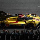 Robert Kubica a franchi la ligne d'arrivée en premier au volant de sa Ferrari. © ANSA / YOAN VALAT