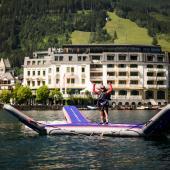 Tobias Großrubatscher during his final landing in Lake Zell. © Red Bull Mediahouse