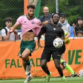 Eljon Toci (l.) in a duel with Ridgeciano Haps in the friendly match against Venezia.