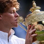 Jannik Sinner schrieb mit seinem Wimbledon-Sieg Geschichte. © APA/afp / HENRY NICHOLLS
