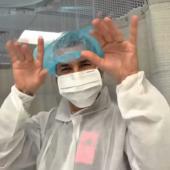 Lucas Hernández waves at the camera in the delivery room. © Lucas Hernández / Instagram