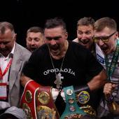 Oleksandr Usyk now holds all four major heavyweight belts. © APA/afp / ADRIAN DENNIS