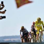 Tadej Pogacar lost the yellow jersey. © APA/afp / MARCO BERTORELLO
