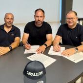 Tuomo Harjula with the Unterland managers Paolo Bonazzo (l.) and Karl Pichler (r.).