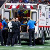 Le joueur a été transporté en ambulance. © APA / TODD KIRKLAND