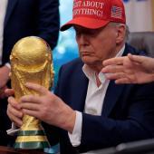 Donald Trump holds the World Cup trophy in his hands. © APA / CHIP SOMODEVILLA