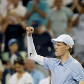 Jannik Sinner clenches his fist: The South Tyrolean is in the round of 16 in Ohio. © APA / MATTHEW STOCKMAN