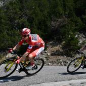 Jonas Vingegaard (left) has been forced to relinquish the red jersey. © APA/afp / MARCO BERTORELLO