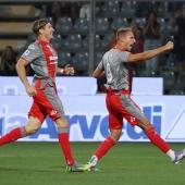 Manuel De Luca (right) celebrates: He has just scored his first Serie A goal. © ANSA / FILIPPO VENEZIA