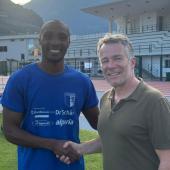Obermais President Hannes Schnitzer with Michael Seaton, the new attacker for Merano.