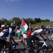 The Vuelta continues to draw attention to the Gaza war, both visibly and loudly. © ANSA / Javier Lizon