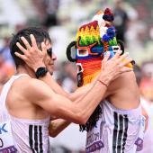 Ecuadorian race walkers Rafael Arrobo (l.) and masked man David Hurtado. © APA/afp / KIRILL KUDRYAVTSEV