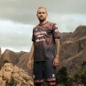 Fabian Tait presents the new FCS away jersey. © Andrea Bedin
