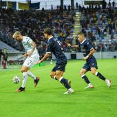 Le capitaine du FCS, Fabian Tait (à gauche), est harcelé par deux joueurs de Frosinone. © FC Südtirol