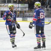 Manuel Öhler (l.) and Brandon Anderson (r.) aim high with the boys. © Max Pattis