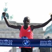 Sabastian Sawe crosses the finish line. © APA/afp / TOBIAS SCHWARZ