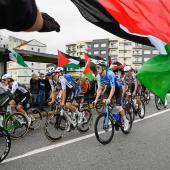 Serious protests led to a significant shortening of the 16th stage of the Vuelta. © APA/afp / MIGUEL RIOPA