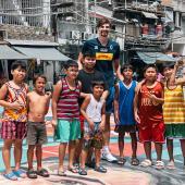 Simone Giannelli took time for selfies and autographs. © FIPAV