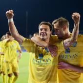 Simone Zanon (left) celebrates his second Serie B goal. © Carrarese Calcio