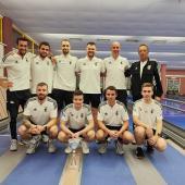 Die KK Neumarkt ist bereit für den Weltpokal vor der eigenen Haustür. Hinten von links Georg Righi, Daniel Prinoth, Armin Egger, Vilmos Zavarko, Tamás Kiss und Trainer Hermann Ludwig; vorne von links Erik Kuna, Alex Posch, Felix Prinoth und  Julian Piazzi.