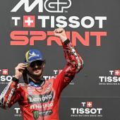 Francesco Bagnaia jubelt über den Sprint-Sieg in Sepang. © APA/AFP / LILLIAN SUWANRUMPHA