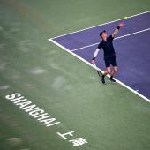 Jannik Sinner serves. © APA/afp / JADE GAO