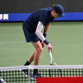 Jannik Sinner a quitté le terrain de Shanghai en boitant, dimanche. © APA/afp / HECTOR RETAMAL