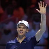 Jannik Sinner faces Novak Djokovic. © APA/afp / FAYEZ NURELDINE