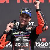 Aprilia driver Marco Bezzecchi cheers. © APA/afp / WILLIAM WEST