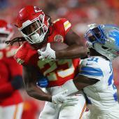 Kerby Joseph (à droite) contre la star du Kansas Kareem Hunt. © APA / DAVID EULITT